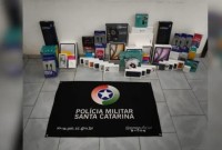 iPhone escondido dentro de pote de bolo chama atenção em apreensão de R$ 200 mil em SC