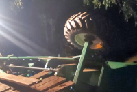 Carga de soja é perdida após carreta cair de ponte