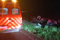 Carro capota após sair da pista na SC-283; motorista fica ferido