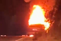 Carro pega fogo após falha mecânica na BR-153