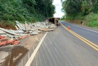 Tombamento de carreta mobiliza equipes na BR-373 em Coronel Vivida