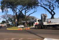 Veículo colide com poste e danifica câmera de segurança em Avenida