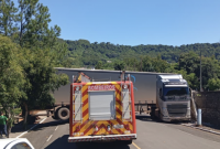 Motorista sofre parada cardiorrespiratória após colidir caminhão contra muro