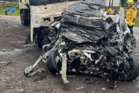 Jovem morre em colisão frontal entre carro e carreta na BR-282