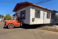 Casa é transportada inteira e ‘estacionada’ em novo terreno no Paraná