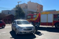 Acidente entre carro e motoneta deixa mulher ferida no centro