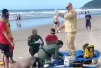 Avô salva neto de afogamento no litoral do Paraná, mas não consegue sair do mar e morre