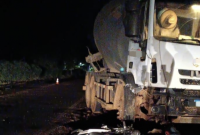 Jovem de 18 anos fica gravemente ferido em colisão entre moto e caminhão em São João do Oeste