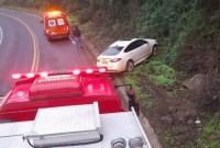 Motorista perde controle em sai da pista