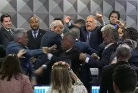 CPI do INSS aprova quebra de sigilo bancário do filho de Lula e sessão termina em confusão