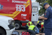 Motociclista fica ferido após colisão com camionete