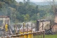 Homem incendeia a própria casa após discussão e espera a Polícia Militar em ponto de ônibus