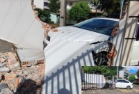 Após colisão entre carros, Virtus atinge muro de residência e criança fica ferida