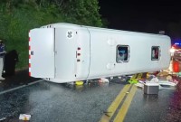 Ônibus de turismo com destino ao Paraguai tomba na BR-277, deixa um morto e 21 feridos