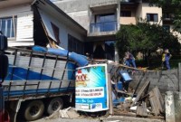 Caminhão carregado com bois perde o controle e bate contra estabelecimento