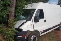 Colisão entre caminhão e van deixa dois feridos na zona rural