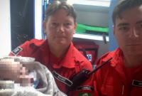 Bombeiros salvam bebê de 33 dias após engasgamento