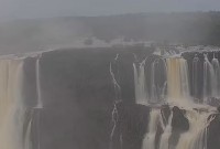Passarelas da Garganta do Diabo serão removidas temporariamente no lado argentino das Cataratas do Iguaçu por alerta de cheias associadas ao El Niño