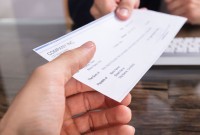 Zeladora encontra cheque de R$ 36 mil e devolve ao proprietário