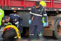 Motociclista é arrastado por carreta e fica ferido em acidente
