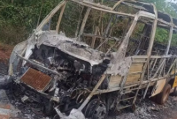 Ônibus escolar pega fogo no Paraná e motorista e criança escapam pela janela