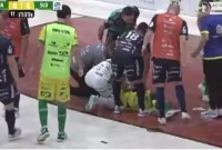 Lâmpada cai na cabeça de jogador da Chape em partida do Catarinense de Futsal