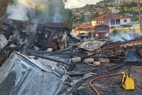 Caminhoneiro é encontrado morto dentro de cabine de veículo após acidente causar incêndio em Capinzal