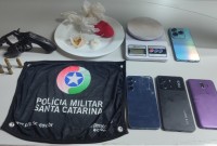 Homem é preso por tráfico de drogas e polícia apreende arma, cocaína e crack