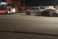 Homem fica ferido após Fusca colidir contra veículo estacionado
