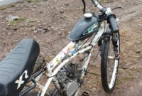 Condutor de ciclomotor irregular fica ferido após colisão com caminhão na SC-163