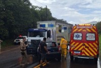 Pai e filha ficam presos às ferragens após colisão frontal com caminhão