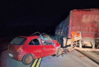 Motorista fica ferido após carro atingir traseira de carreta na SC-305