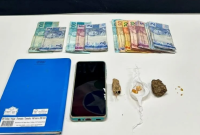Cinco pessoas são presas por suspeita de tráfico de drogas em residência