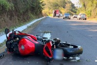 Motociclista morre após saída de pista seguida de choque contra placa de sinalização na BR-282