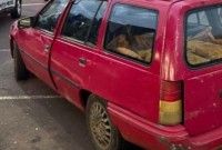 Motorista embriagado invade contramão, bate em carros estacionados e é preso