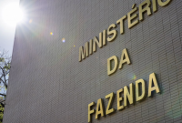 Governo prevê falta de até R$ 30 bilhões para manter políticas públicas nos próximos anos