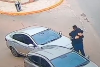 Motorista abraça desconhecido após batida de carro e cena emociona nas redes sociais
