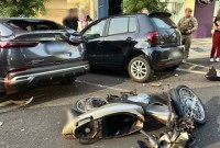 Motociclista é arremessado contra carro estacionado após colisão no centro