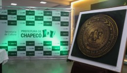 Chapecoense e Prefeitura de Chapecó recebem obra de arte em homenagem às vítimas do acidente de 2016
