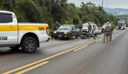 Dupla é presa com veículo furtado após fuga em rodovia no Oeste