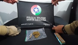 Motorista é flagrado fumando maconha enquanto dirigia