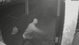 Câmera registra momento que homem quebra porta de loja para furtar