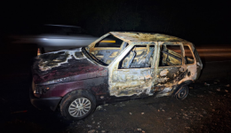 Veículo com placas de Maravilha fica destruído após incêndio em Pinhalzinho; condutor não foi localizado