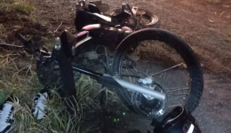 Motocicleta colide contra cerca e deixa dois feridos