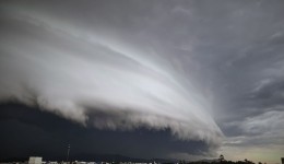 Nova frente fria avança nesta segunda-feira e traz chuva aos três estados da região