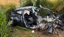 Jovem de 20 anos fica ferido em acidente entre carro e carreta na SC-158