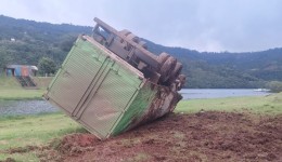 Caminhão capota após falha nos freios na descida do Goio-Ên