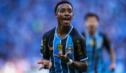 Grêmio vence o Coritiba com gol de Mec e sobe na tabela do Brasileirão