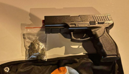 Motorista sem CNH foge da PM e é flagrado com maconha e simulacro de arma
