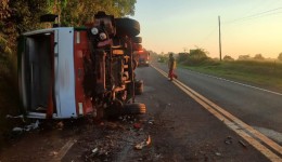 Caminhão tomba na PRC-158 e motorista fica ferido